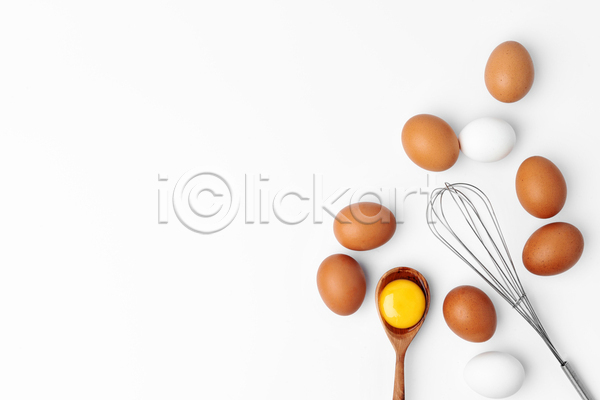 사람없음 JPG 포토 해외이미지 거품기 계란 나무숟가락 노른자 실내 카피스페이스 휘핑기 흰배경