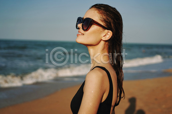여유 휴식 성인 성인여자한명만 여자 한명 JPG 아웃포커스 옆모습 포토 해외이미지 미소(표정) 바캉스 상반신 선글라스 야외 여름(계절) 여름휴가 올려보기 젖음 주간 해변