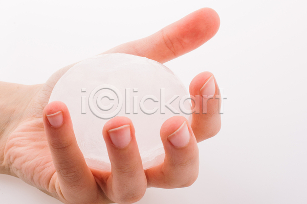 신체부위 JPG 포토 해외이미지 눈덩이 들기 손 얼음 오브젝트 원형 흰배경