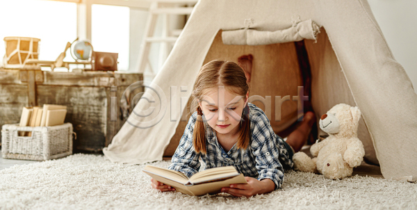 소녀(어린이) 소녀한명만 어린이 여자 한명 JPG 앞모습 포토 해외이미지 곰인형 독서 딸 미소(표정) 실내 엎드리기 전신 책 카펫 텐트