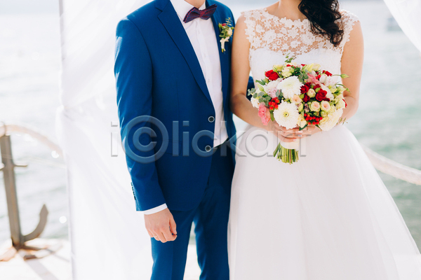 남자 두명 성인 성인만 여자 JPG 아웃포커스 앞모습 포토 해외이미지 결혼 들기 부케 상반신 신랑신부 야외 주간 커플
