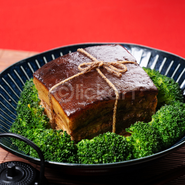 사람없음 JPG 근접촬영 포토 해외이미지 끈 동파육 돼지고기 브로콜리 빨간배경 실내 접시 중식 찻주전자