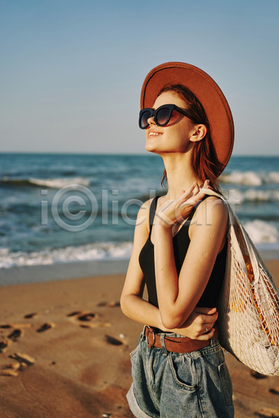 여유 휴식 성인 성인여자한명만 여자 한명 JPG 옆모습 포토 해외이미지 네트백 들기 모자(잡화) 바캉스 상반신 선글라스 야외 여름(계절) 여름휴가 올려보기 주간 해변
