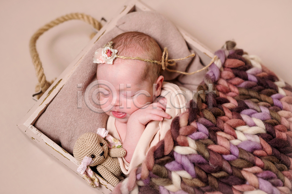 사람 아기 여자 여자아기한명만 한명 JPG 포토 해외이미지 니트 담요 머리띠 바구니 신생아 인형 잠
