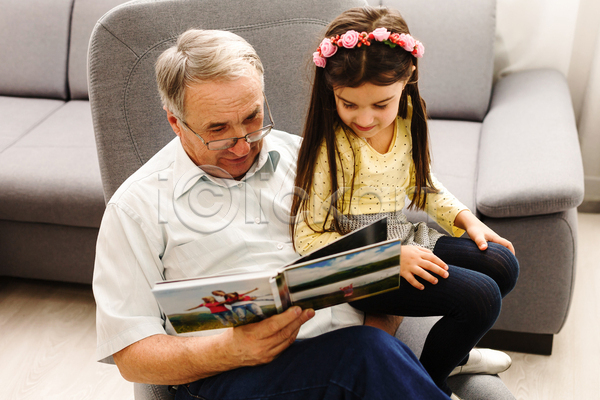 함께함 남자 노년 두명 소녀(어린이) 어린이 여자 JPG 앞모습 옆모습 포토 해외이미지 독서 들기 상반신 소파 손녀 실내 앉기 전신 책 할아버지