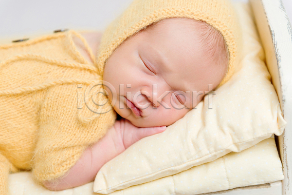 남자 남자아기한명만 아기 한명 JPG 포토 해외이미지 노란색 니트 모자(잡화) 백그라운드 신생아 잠 침대