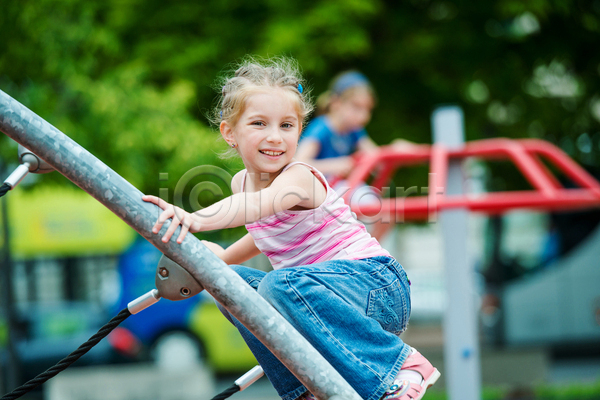 기쁨 청춘(젊음) 행복 백인 사람 어린이 여자 한명 JPG 포토 해외이미지 1 건강 공원 놀이 놀이터 라이프스타일 미끄럼틀 미소(표정) 야외 여름(계절) 유치원 작음 장난 학교 흰색
