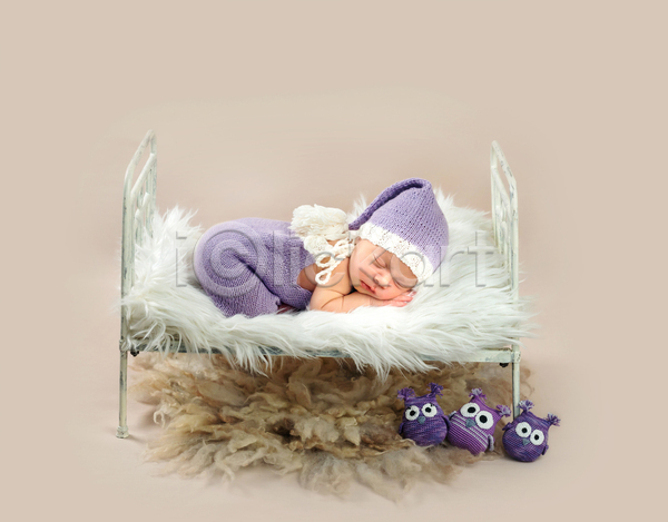 사람 아기 한명 JPG 포토 해외이미지 눕기 담요 모자(잡화) 신생아 아기침대 인형 잠 컨셉