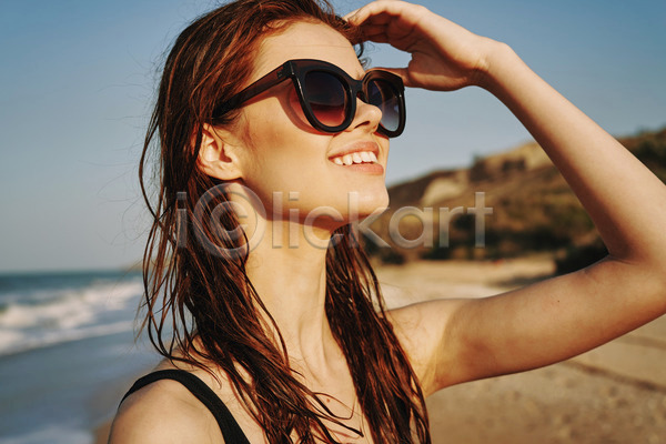여유 휴식 성인 성인여자한명만 여자 한명 JPG 아웃포커스 옆모습 포토 해외이미지 미소(표정) 바캉스 상반신 선글라스 손들기 야외 여름(계절) 여름휴가 주간 해변