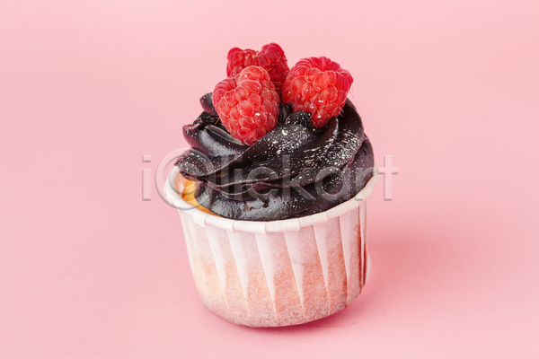 달콤 사람없음 JPG 포토 해외이미지 디저트 머핀 분홍색배경 실내 카피스페이스 컵케이크