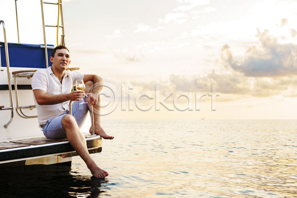 휴식 남자 백인 성인 성인남자한명만 한명 JPG 포토 해외이미지 구름(자연) 들기 바다 바캉스 앉기 여름(계절) 여름휴가 와인잔 요트 전신 하늘 화이트와인