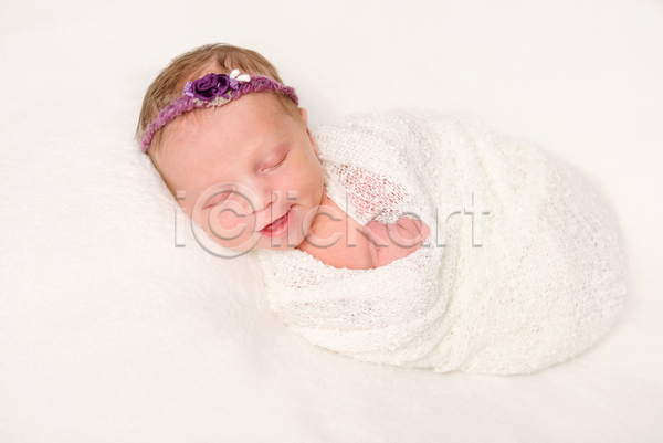 백인 사람 아기 여자 여자아기한명만 한명 JPG 포토 해외이미지 꽃 니트 담요 머리띠 신생아 잠
