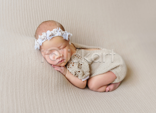 러블리 백인 아기 여자 여자아기한명만 한명 JPG 포토 해외이미지 니트 머리띠 신생아 잠 침대