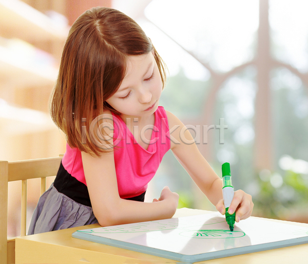 소녀(어린이) 소녀한명만 어린이 여자 한명 JPG 포토 해외이미지 그리기 그림 미술 백그라운드 상반신 앉기 펜
