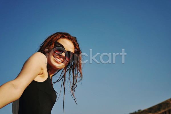 여유 휴식 성인 성인여자한명만 여자 한명 JPG 로우앵글 옆모습 포토 해외이미지 내려보기 미소(표정) 바캉스 상반신 선글라스 야외 여름(계절) 여름휴가 주간 하늘
