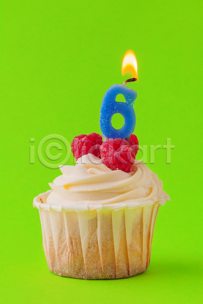 달콤 행복 사람없음 JPG 포토 해외이미지 기념일 머핀 숫자초 실내 초록배경 컵케이크 파티