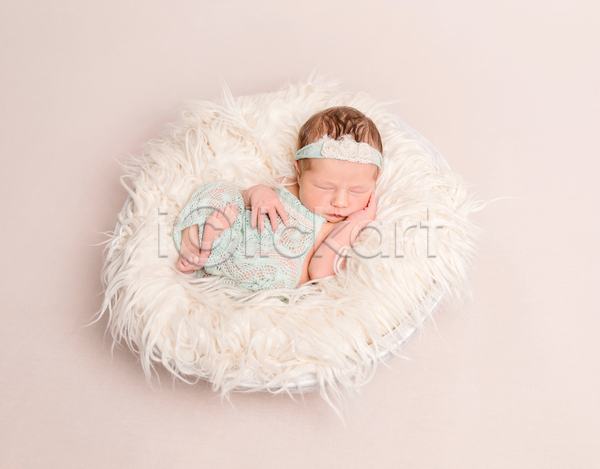 러블리 백인 사람 아기 여자 여자아기한명만 한명 JPG 포토 해외이미지 꽃 베개 신생아 잠 침대