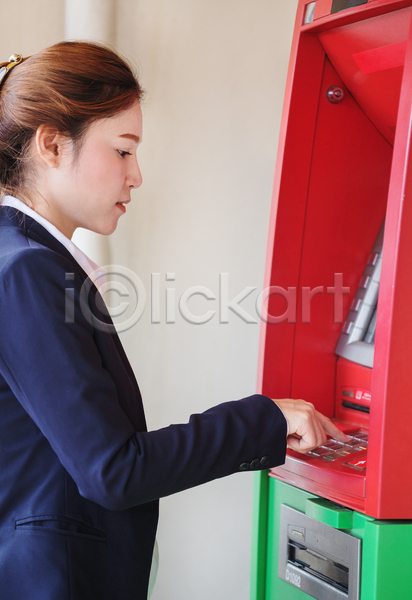사람 여자 한명 JPG 포토 해외이미지 ATM 계좌 고객 금융 기계 돈 보안 비즈니스 손 숫자 스크린 시작 신용카드 암호 인출 자동 전자 키패드 플라스틱