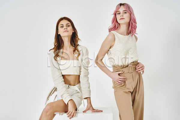 두명 백인 성인 성인여자만 여자 JPG 앞모습 포토 해외이미지 모델 상반신 실내 앉기 응시 친구 패션 포즈 허리손 흰배경