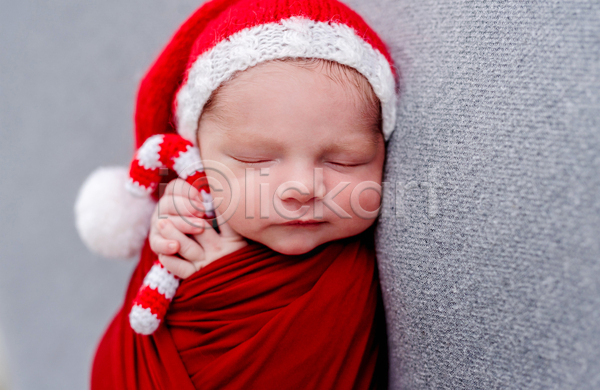 러블리 남자 남자아기한명만 아기 한명 JPG 포토 해외이미지 니트 산타모자 신생아 안락 잠 잡기 장식지팡이 크리스마스 크리스마스장식지팡이