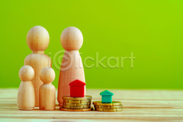 투자 사람모양 사람없음 JPG 포토 해외이미지 가족 건축모형 돈 동전 말(게임) 목재 재산 저축 초록배경 컨셉 피규어
