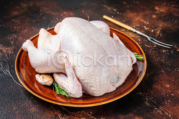 신선 사람없음 JPG 포토 해외이미지 나무배경 날것 닭고기 로즈메리 마늘 생닭 실내 접시 포크