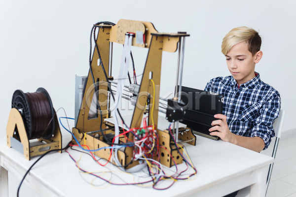 남자 소년 소년한명만 어린이 한명 JPG 앞모습 포토 해외이미지 3D프린터 4차산업 과학기술 기술자 들기 만들기 상반신 실내 앉기 응시 인공 제조 태블릿
