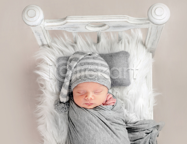 사람 아기 한명 JPG 포토 해외이미지 담요 모자(잡화) 신생아 아기침대 잠 컨셉