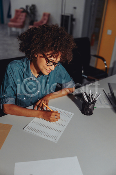 서양인 성인 성인여자한명만 여자 한명 흑인 JPG 앞모습 포토 해외이미지 기록 들기 문서 문서작성 비즈니스우먼 상반신 안경낌 연필 연필꽂이 우먼라이프 책상