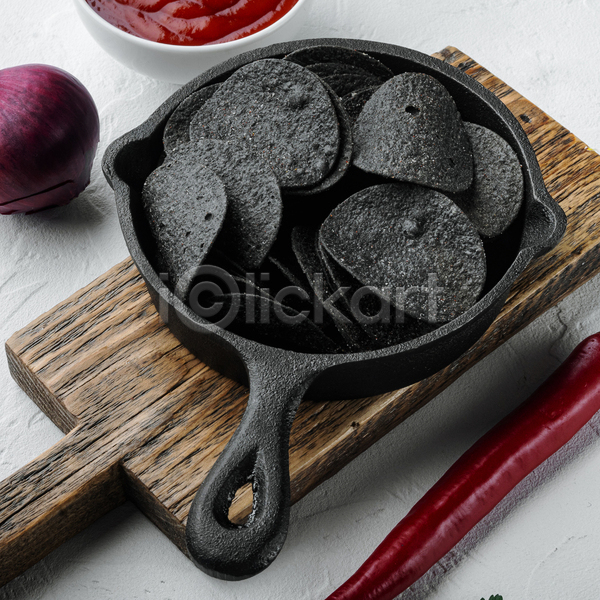 사람없음 JPG 포토 해외이미지 감자칩 검은색 나무도마 담기 실내 칩(음식) 프라이팬 흰배경