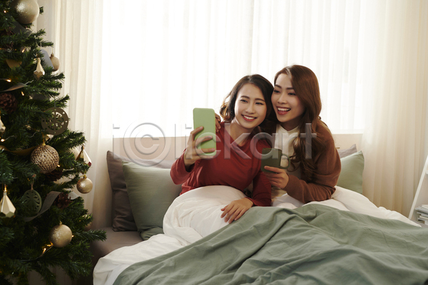 즐거움 함께함 휴식 동양인 두명 성인 성인여자만 여자 JPG 앞모습 포토 해외이미지 들기 셀프카메라 실내 집콕 친구 침대 침실