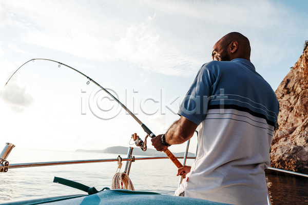 남자 성인 성인남자한명만 한명 흑인 JPG 뒷모습 포토 해외이미지 낚시 낚시꾼 낚싯대 바다 바캉스 상반신 여름(계절) 여름휴가 요트 하늘