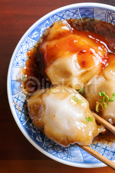 사람없음 JPG 포토 하이앵글 해외이미지 그릇 나무배경 나무젓가락 대만 만두 소스(음식) 실내 젓가락질