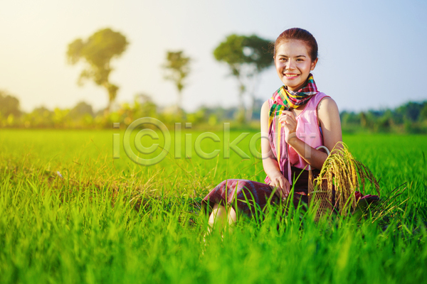기쁨 행복 동양인 사람 성인 여자 한명 JPG 포토 해외이미지 공원 농부 농업 농장 라이프스타일 문화 미소(표정) 밥 밭 백그라운드 뷰티 빛 수확 시골 식물 아시아 앉기 야외 여름(계절) 여행 응시 자연 초록색 태국