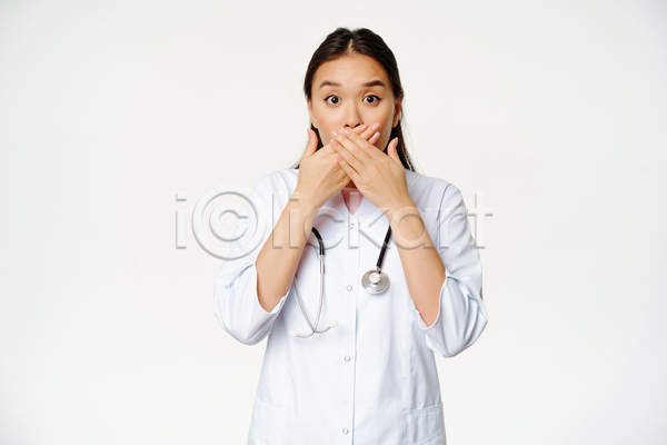 성인 성인여자한명만 여자 한명 JPG 앞모습 포토 해외이미지 놀람 상반신 의료진 의사 입가림 청진기 흰배경