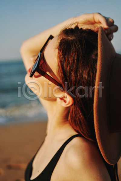 여유 휴식 성인 성인여자한명만 여자 한명 JPG 아웃포커스 옆모습 포토 해외이미지 눈감음 모자(잡화) 바캉스 상반신 선글라스 야외 여름(계절) 여름휴가 주간 해변