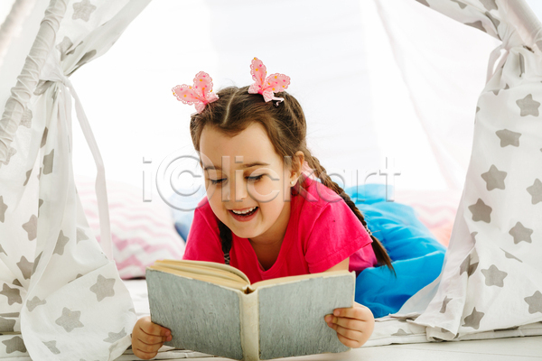 즐거움 소녀(어린이) 소녀한명만 어린이 여자 한명 JPG 앞모습 포토 해외이미지 독서 들기 상반신 실내 엎드리기 웃음 책