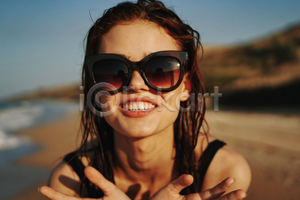 여유 즐거움 휴식 성인 성인여자한명만 여자 한명 JPG 아웃포커스 앞모습 포토 해외이미지 미소(표정) 바캉스 상반신 선글라스 야외 여름(계절) 여름휴가 주간 해변