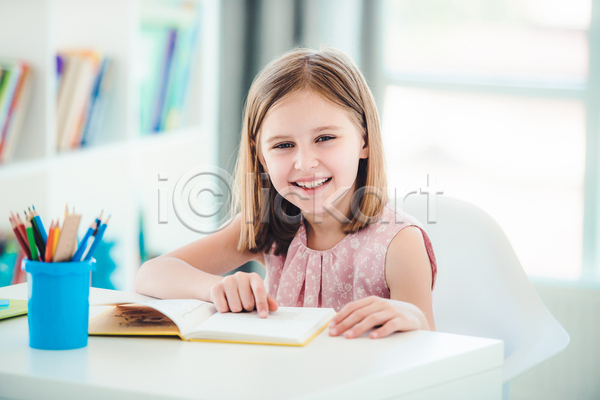 소녀(어린이) 소녀한명만 어린이 여자 한명 JPG 앞모습 포토 해외이미지 독서 미소(표정) 상반신 실내 앉기 여학생 연필꽂이 책 책상