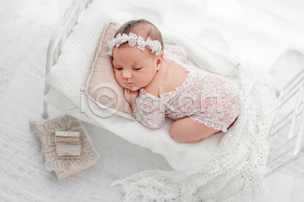 사랑 백인 사람 아기 여자 여자아기한명만 한명 JPG 포토 해외이미지 백그라운드 신생아 실내 잠 침대