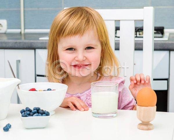 소녀(어린이) 소녀한명만 어린이 여자 한명 JPG 앞모습 포토 해외이미지 건강 계란 계란꽂이 과일 그릇 라이프스타일 미소(표정) 블루베리 사발 식탁 아침식사 앉기 우유 우유잔 의자