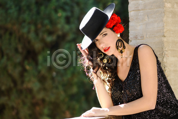 화려 백인 사람 성인 여자 한명 JPG 포토 해외이미지 1 귀걸이 뷰티 빨간색 스타일 스페인 스페인어 옷 유행 카네이션 플라멩코 헤어스타일 흰색