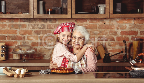 노년 두명 소녀(어린이) 어린이 여자 여자만 JPG 아웃포커스 앞모습 옆모습 포토 해외이미지 가족 계란 미소(표정) 상반신 손녀 실내 안기 요리 응시 조부모 주방 파이(빵) 프라이팬 할머니