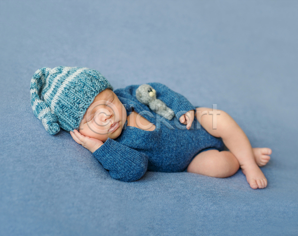 러블리 남자 남자아기한명만 사람 아기 한명 JPG 포토 해외이미지 니트 담요 모자(잡화) 신생아 인형 잠 파란색