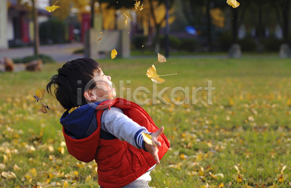 행복 소년 아기 한명 JPG 포토 해외이미지 가을(계절) 노란색 놀이 잎