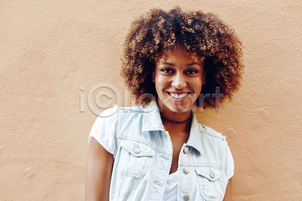 행복 사람 성인 여자 한명 흑인 JPG 포토 해외이미지 1 갈색 갈색머리 거리 검은색 도시 라이프스타일 레이스(직물) 모델 백그라운드 뷰티 섞기 스타일 야외 얼굴 유행 헤어스타일