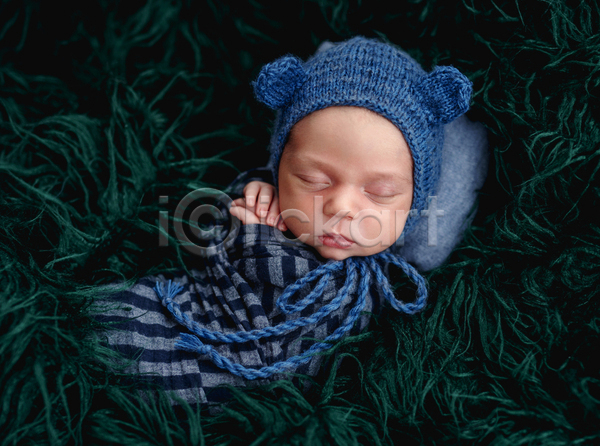러블리 남자 남자아기한명만 사람 아기 한명 JPG 포토 해외이미지 니트 담요 모자(잡화) 신생아 안락 잠