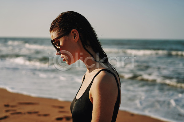 여유 휴식 성인 성인여자한명만 여자 한명 JPG 아웃포커스 옆모습 포토 해외이미지 내려보기 바캉스 상반신 선글라스 야외 여름(계절) 여름휴가 주간 해변