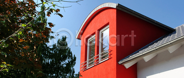 새로움 사람없음 JPG 포토 해외이미지 건물 건축양식 그리너리 난간 도시 디자인 만 맑음 목재 묘사 바위 발코니 벽 빛 빨간색 수목 아치 옥상 유럽 유리 재산 정상 주택 지붕 진짜 창문 철강 타운 타일 패턴 풍경 하늘 해외포토 흰색