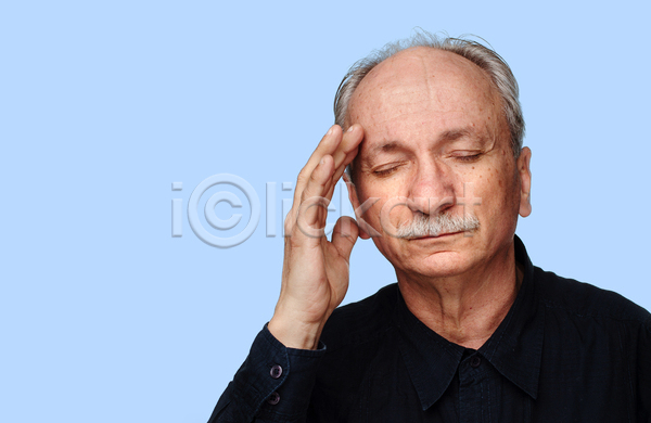 고통 남자 노년 노인남자한명만 한명 JPG 앞모습 포토 해외이미지 눈감음 두통 상반신 실내 파란배경